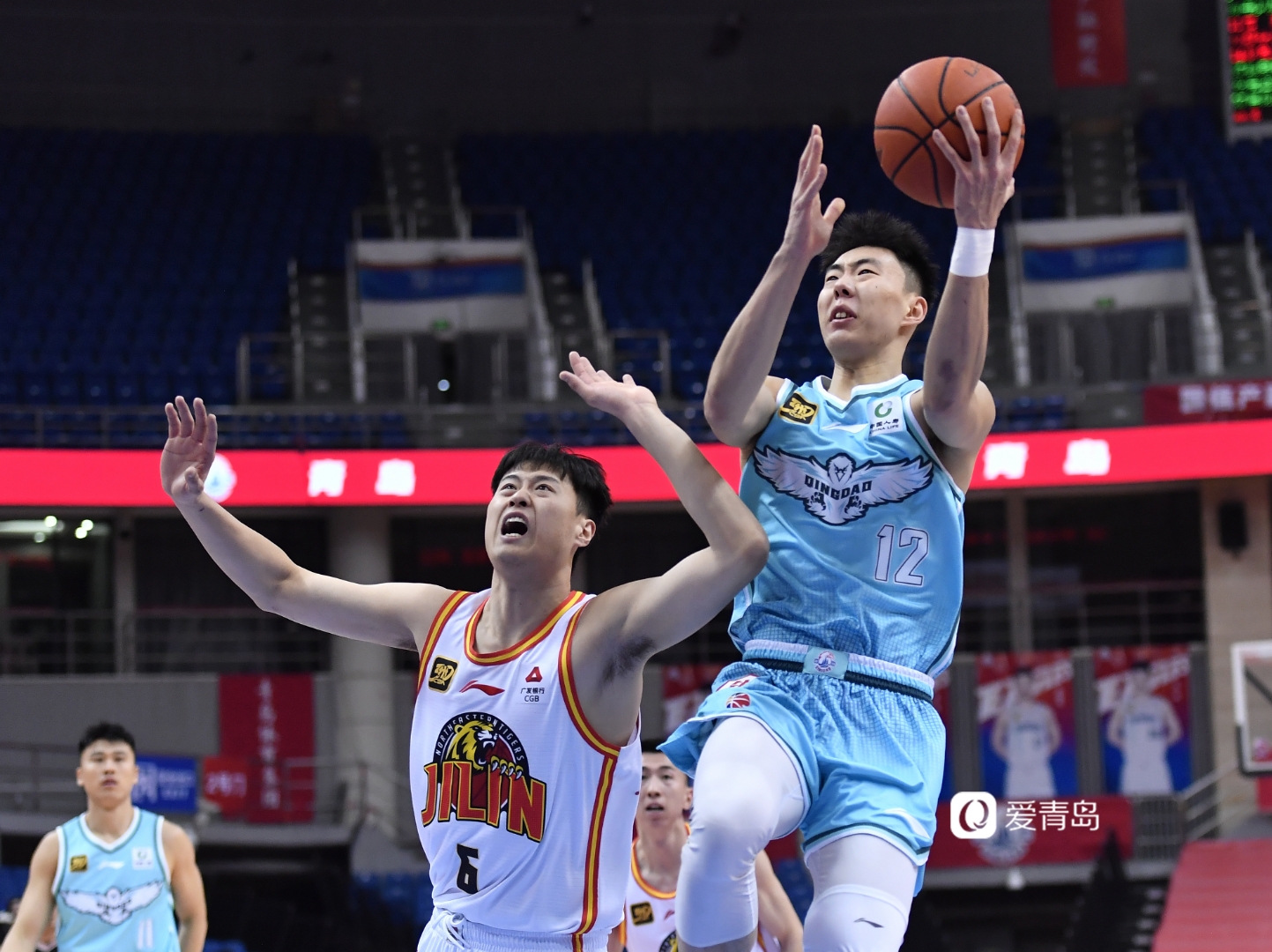 详细阅读:爱游戏官网-武汉三镇训练开放日,清晨伤情更新引欢呼,CBA常规赛在即,年轻球员得到机会的简单介绍 爱游戏官网-武汉三镇训练开放日,清晨伤情更新引欢呼,CBA常规赛在即,年轻球员得到机会的简单介绍